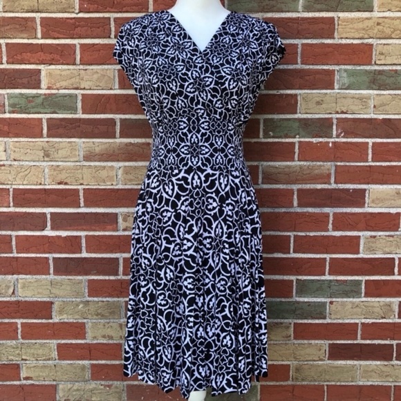 White House Black Market Dresses & Skirts - 🌷 White House Black Market V-neck Dress